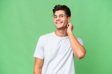 Kafkasyalı yakışıklı bir genç, izole bir geçmişle gülüyor.