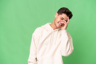 Kafkasyalı yakışıklı bir genç, izole bir geçmişle gülüyor.