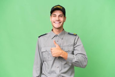 Tecrit edilmiş bir geçmişi olan genç bir güvenlik görevlisi iyi niyet gösterisi yapıyor.