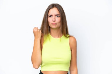 Beyaz arka planda izole edilmiş, mutsuz bir ifadeyle genç beyaz bir kadın.