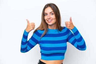Beyaz arka planda izole edilmiş genç beyaz bir kadın baş parmak hareketi yapıyor.