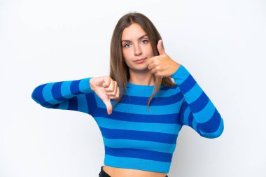 Beyaz arka planda izole edilmiş beyaz bir kadın iyiye-kötüye işaret yapıyor. Evet ya da hayır arasında kararsız