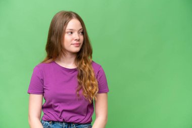 Genç, güzel bir kadın, soyutlanmış geçmişine bakıyor.