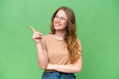 Tecrit edilmiş genç ve güzel bir kadın harika bir fikre işaret ediyor.