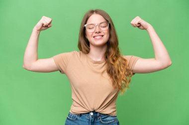 Tecrit edilmiş genç ve güzel bir kadın güçlü bir jest yapıyor.