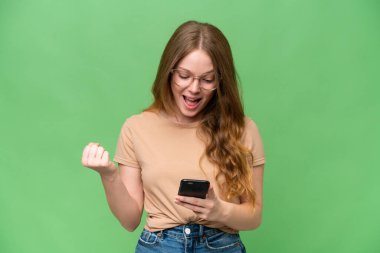 Tecrit edilmiş genç ve güzel bir kadın şaşırdı ve bir mesaj gönderiyor.