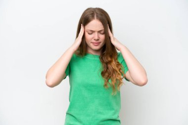 Beyaz arka planda başağrısı olan genç ve güzel bir kadın.