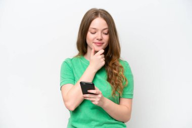 Genç ve güzel bir kadın beyaz arka planda izole edilmiş düşünüyor ve bir mesaj gönderiyor.