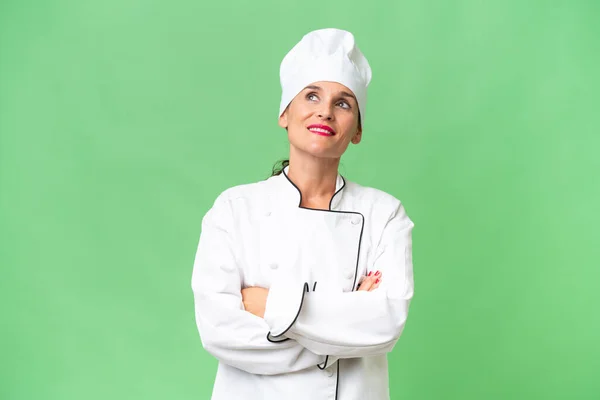 Chef Donna Mezza Età Sfondo Isolato Guardando Verso Alto Sorridendo — Foto Stock