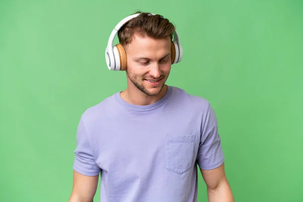Jonge Blonde Kaukasische Man Geïsoleerde Achtergrond Luisteren Muziek — Stockfoto