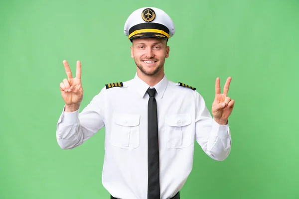 Flugzeugpilot Mann Über Isoliertem Hintergrund Zeigt Siegeszeichen Mit Beiden Händen — Stockfoto