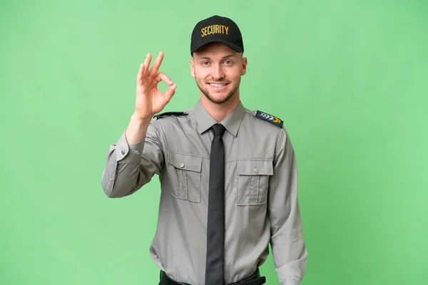 Молода Безпека Біла Людина Над Ізольованим Тлом Показує Знак Пальцями — стокове фото
