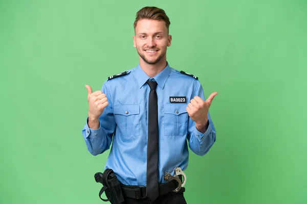 Jonge Politieman Geïsoleerde Achtergrond Met Duimen Omhoog Gebaar Glimlach — Stockfoto