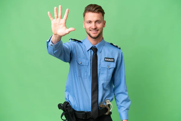 Joven Policía Sobre Fondo Aislado Contando Cinco Con Los Dedos —  Fotos de Stock