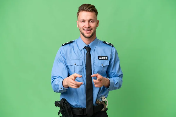 Jonge Politieman Geïsoleerde Achtergrond Die Naar Voren Wijst Glimlacht — Stockfoto
