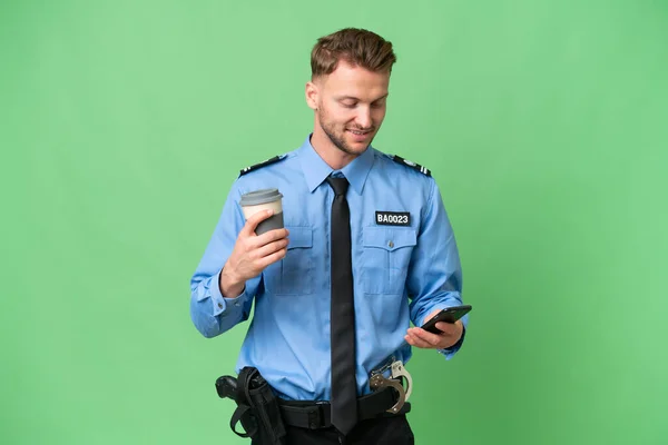 Молодой Полицейский Изолированном Фоне Кофе Руках Мобильным Телефоном — стоковое фото