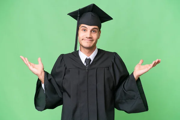 Νεαρός Απόφοιτος Πανεπιστημίου Καυκάσιος Άνδρας Απομονωμένο Υπόβαθρο Έχοντας Αμφιβολίες Κατά — Φωτογραφία Αρχείου
