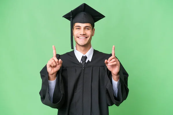 Νεαρός Απόφοιτος Πανεπιστημίου Καυκάσιος Πάνω Από Απομονωμένο Υπόβαθρο Που Δείχνει — Φωτογραφία Αρχείου