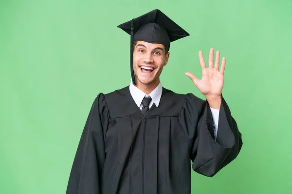 Jovem Universitário Graduado Caucasiano Homem Sobre Fundo Isolado Saudando Com — Fotografia de Stock