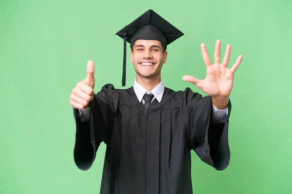 年轻的大学毕业生白种人超过孤立的背景 用手指数到6 — 图库照片