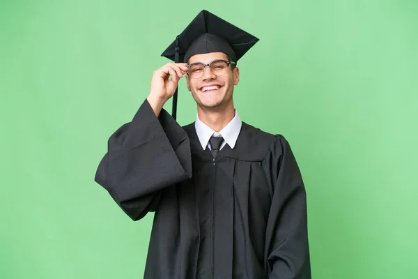 Młody Uniwersytet Absolwent Kaukaski Człowiek Odosobnionym Tle Okularami Szczęśliwy — Zdjęcie stockowe