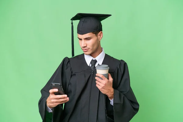 Junger Universitätsabsolvent Kaukasischer Mann Mit Isoliertem Hintergrund Hält Kaffee Zum — Stockfoto