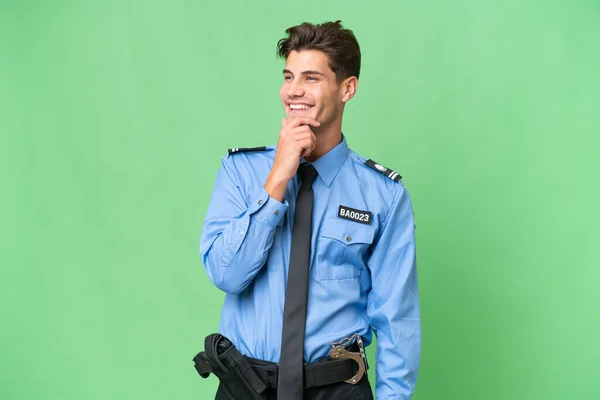 Zole Edilmiş Arka Planda Genç Bir Polis Var — Stok fotoğraf