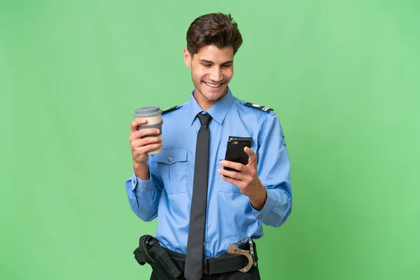 Jovem Policial Sobre Fundo Isolado Segurando Café Para Levar Celular — Fotografia de Stock