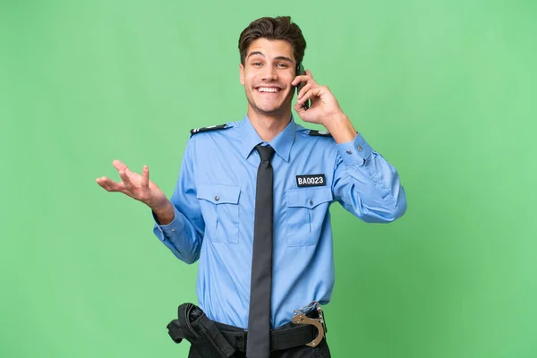 Jonge Politieman Geïsoleerde Achtergrond Houdt Een Gesprek Met Mobiele Telefoon — Stockfoto