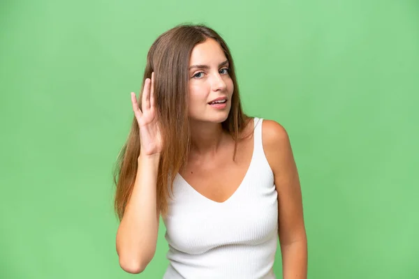 Jonge Mooie Vrouw Geïsoleerde Achtergrond Luisteren Naar Iets Door Hand — Stockfoto