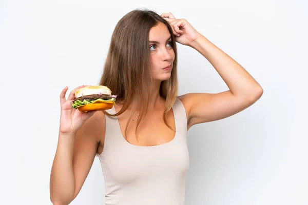 Jonge Mooie Vrouw Houden Een Hamburger Geïsoleerd Witte Achtergrond Met — Stockfoto