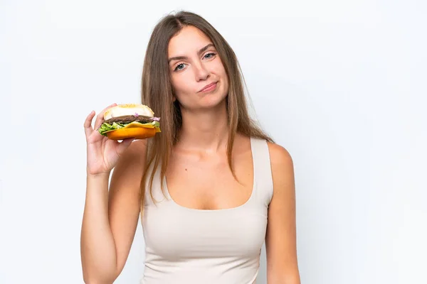 Młoda Ładna Kobieta Trzyma Hamburgera Białym Tle Smutnym Wyrazem Twarzy — Zdjęcie stockowe