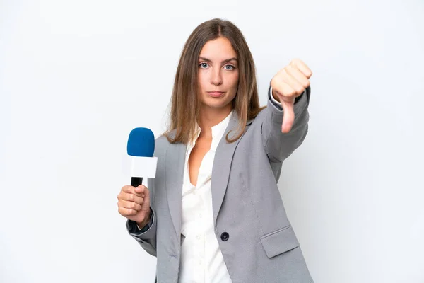 若いテレビプレゼンター白人の背景に孤立した白人女性は否定的な表現で親指を下に示す — ストック写真