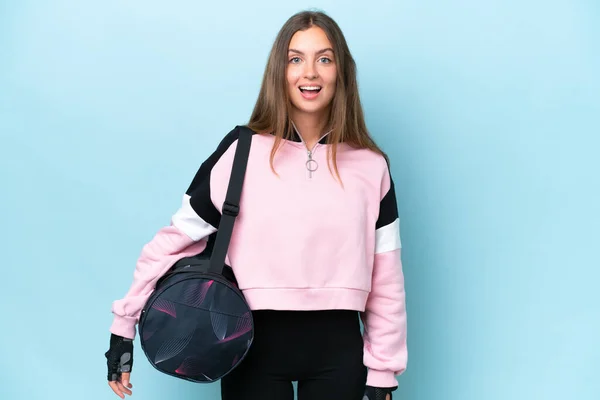 Ung Sport Kvinna Med Sport Väska Isolerad Blå Bakgrund Med — Stockfoto