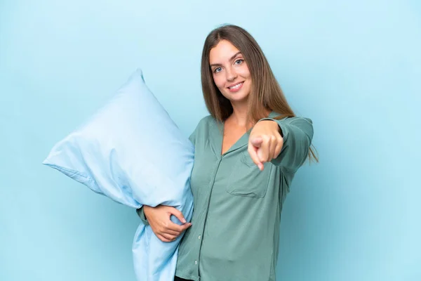 Mladá Krásná Žena Izolované Modrém Pozadí Pyžamu Ukazuje Prstem Vás — Stock fotografie
