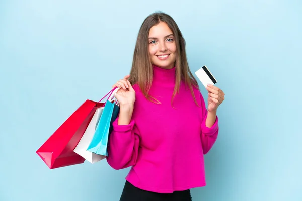 Mavi Arka Planda Izole Edilmiş Genç Bir Kadın Elinde Alışveriş — Stok fotoğraf