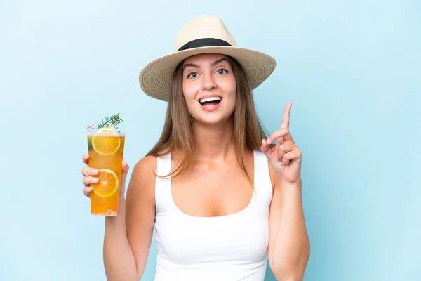 Ung Vacker Kvinna Som Håller Cocktail Isolerad Blå Bakgrund Pekar — Stockfoto