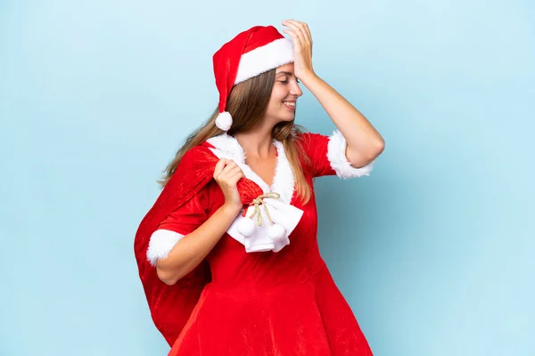 Jovem Mulher Caucasiana Vestida Como Mamãe Noel Segurando Saco Natal — Fotografia de Stock