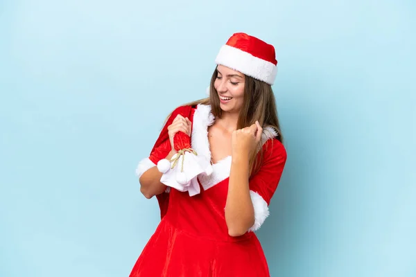 Anne Noel Gibi Giyinmiş Mavi Arka Planda Izole Edilmiş Noel — Stok fotoğraf