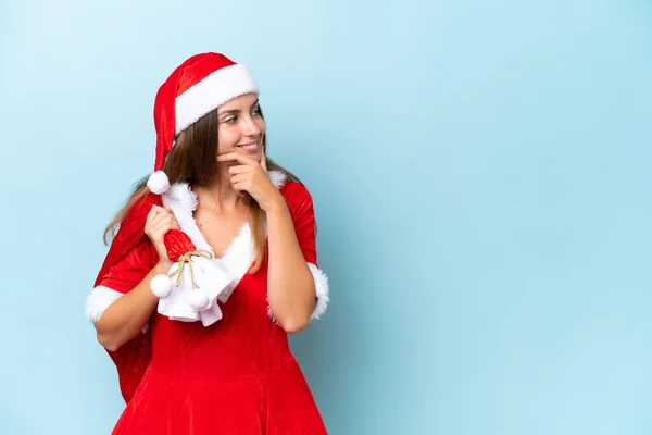 Anne Noel Gibi Giyinmiş Genç Beyaz Bir Kadın Elinde Noel — Stok fotoğraf