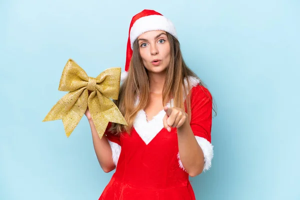 Joven Mujer Caucásica Vestida Como Mamá Noel Sosteniendo Arco Navidad —  Fotos de Stock