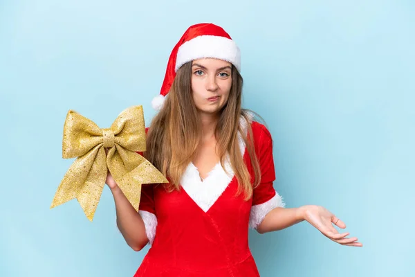 Mulher Caucasiana Jovem Vestida Como Mamãe Noel Segurando Arco Natal — Fotografia de Stock
