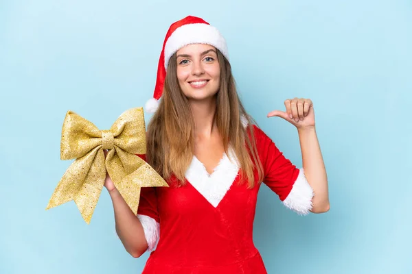 Jovem Mulher Caucasiana Vestida Como Mama Noel Segurando Arco Natal — Fotografia de Stock