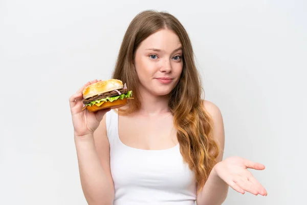 Młoda Ładna Kobieta Trzymając Hamburgera Białym Tle Wątpliwość Gest Podczas — Zdjęcie stockowe