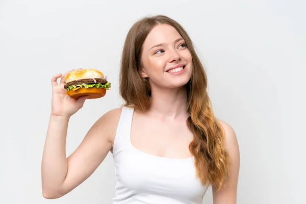 Jeune Jolie Femme Tenant Hamburger Isolé Sur Fond Blanc Levant — Photo