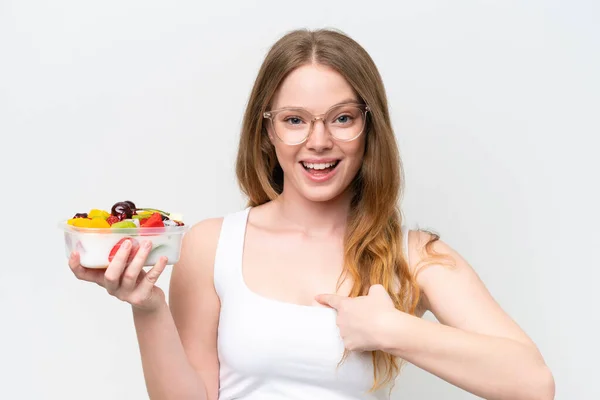 Ung Vacker Kvinna Som Håller Skål Med Frukt Isolerad Vit — Stockfoto