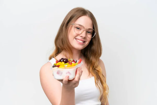Joven Mujer Bonita Sosteniendo Tazón Fruta Aislado Sobre Fondo Blanco —  Fotos de Stock