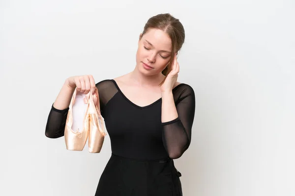 Mujer Joven Practicando Ballet Aislado Sobre Fondo Blanco Con Dolor —  Fotos de Stock