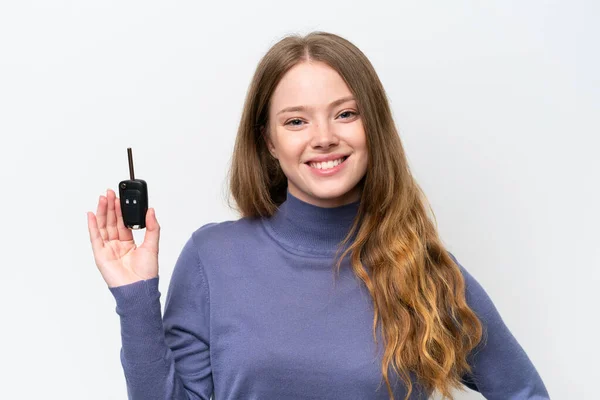 Νεαρή Καυκάσια Γυναίκα Κρατώντας Κλειδιά Του Αυτοκινήτου Απομονώνονται Λευκό Φόντο — Φωτογραφία Αρχείου
