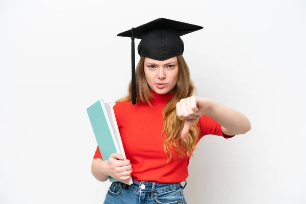 Νεαρή Απόφοιτος Πανεπιστημίου Γυναίκα Απομονωμένη Λευκό Φόντο Δείχνει Τον Αντίχειρα — Φωτογραφία Αρχείου
